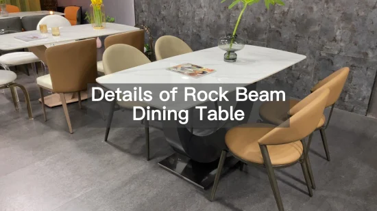 밝고 고급스러운 식당 가구 테이블에는 금색 금속 다리와 주방용 대리석 상판이 마련되어 있습니다.