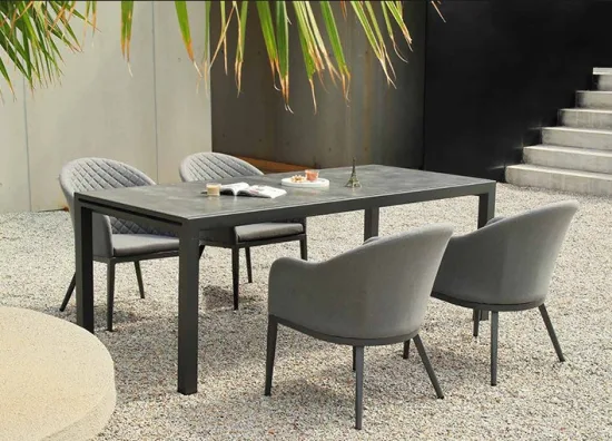패딩 처리된 테라스 식사 의자와 테이블을 갖춘 새로운 올 매치 야외 가구 세트